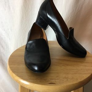 Naturalizer low heeled black shoes SZ 8